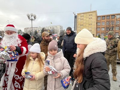 Солодощі від Миколая: у Черкасах дітям полонених та зниклих безвісти вручили подарунки Солодощі від Миколая: у Черкасах дітям полонених та зниклих безвісти вручили подарунки