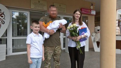 Побратими загиблого бійця зустріли під час виписки в Луцьку його дружину й новонародженого сина Побратими загиблого бійця зустріли під час виписки в Луцьку його дружину й новонародженого сина