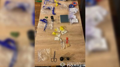 У Чернігові правоохоронці вилучили у двох чоловіків понад 200 зіп-пакетів з наркотиками У Чернігові правоохоронці вилучили у двох чоловіків понад 200 зіп-пакетів з наркотиками
