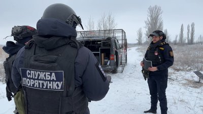 Фахівець відділу безпілотних систем Тарас Олейнік проводить рятувальникам інструктаж перед навчанням Донецька область 22 січня 2026 рік Фахівець відділу безпілотних систем Тарас Олейнік проводить рятувальникам інструктаж перед навчанням Донецька область 22 січня 2026 рік