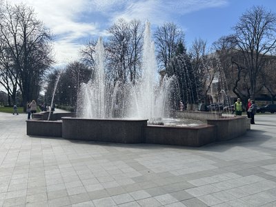 У Кременчуці запустили фонтан у сквері імені Олега Бабаєва У Кременчуці запустили фонтан у сквері імені Олега Бабаєва
