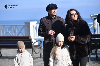 Поцілунки та вино: в Одесі встановили рекорд України з наймасовішого поцілунку на березі моря Поцілунки та вино: в Одесі встановили рекорд України з наймасовішого поцілунку на березі моря