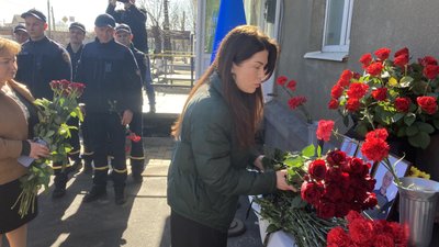 У Харкові вшанували пам'ять рятувальників, які торік загинули після повторної атаки РФ дронами 4 квітня 2024 року У Харкові вшанували пам'ять рятувальників, які торік загинули після повторної атаки РФ дронами 4 квітня 2024 року