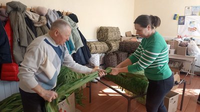 Допомога для фронту: жителі Пулинської громади щодня плетуть маскувальні сітки для ЗСУ Допомога для фронту: жителі Пулинської громади щодня плетуть маскувальні сітки для ЗСУ