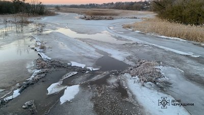 У Черкаському районі зруйновано шлюз дамби: в ОВА розповіли деталі У Черкаському районі зруйновано шлюз дамби: в ОВА розповіли деталі