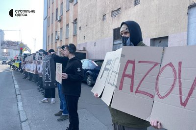 "Чекаємо обмінів": в Одесі відбулась мовчазна акція на підтримку військовополонених "Чекаємо обмінів": в Одесі відбулась мовчазна акція на підтримку військовополонених