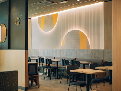 Відкрили перший у Рівному McDonald's із форматом McDrive Відкрили перший у Рівному McDonald's із форматом McDrive