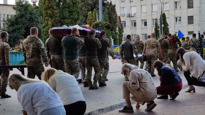 На Чернігівщині попрощалися з двома бійцями: Сергієм Гнітієм та Дмитром Шатаном, які загинули на фронті На Чернігівщині попрощалися з двома бійцями: Сергієм Гнітієм та Дмитром Шатаном, які загинули на фронті