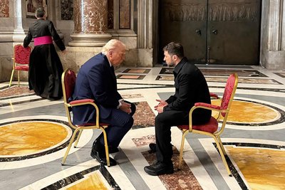 Президент України Володимир Зеленський та президент США Дональд Трамп у Ватикані 26 квітня 2025 року Президент України Володимир Зеленський та президент США Дональд Трамп у Ватикані 26 квітня 2025 року