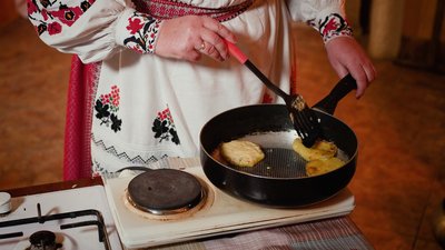 "Кулінарний спадок": як на Рівненщині готують східні млинці з оселедцем