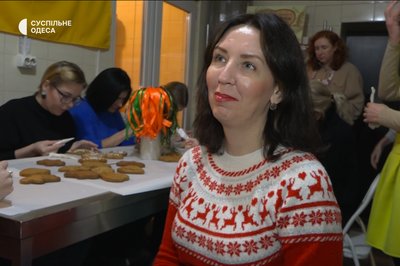 В Одесі переселенці з Херсону приготували святкові пряники для військових В Одесі переселенці з Херсону приготували святкові пряники для військових