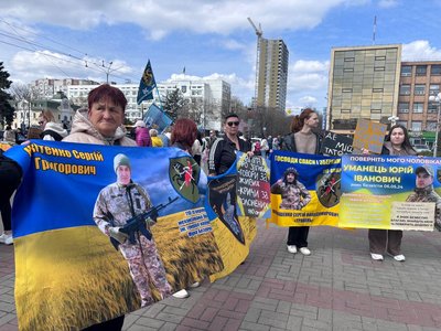 "Хочемо, щоб кожен знайшов свого рідного": у Черкасах відбулась акція на підтримку 110 окремої механізованої бригади "Хочемо, щоб кожен знайшов свого рідного": у Черкасах відбулась акція на підтримку 110 окремої механізованої бригади