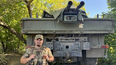 Військовослужбовець Луганського прикордонного загону бригади "Помста" Іван "Чорний" біля зенітної установки Донецька область Військовослужбовець Луганського прикордонного загону бригади "Помста" Іван "Чорний" біля зенітної установки Донецька область