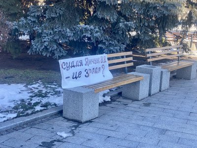 У Житомирі батько загиблого військового вийшов на пікет У Житомирі батько загиблого військового вийшов на пікет