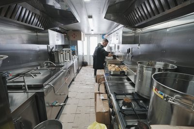 По дві тисячі гарячих обідів на день у прикордонній Дергачівській громаді на Харківщині готує й роздає "Фудтрак — їжа без кордонів" По дві тисячі гарячих обідів на день у прикордонній Дергачівській громаді на Харківщині готує й роздає "Фудтрак — їжа без кордонів"