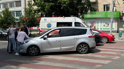ДТП у центрі Житомира: на пішохідному переході автівка збила жінку ДТП у центрі Житомира: на пішохідному переході автівка збила жінку