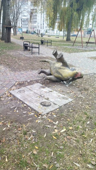 В Охтирці знайшли правопорушників, які зламали фігуру динозавра В Охтирці знайшли правопорушників, які зламали фігуру динозавра