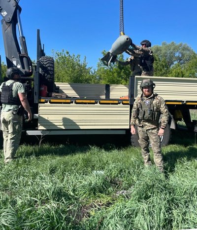 Олексій Харківський, у Вовчанську забирають авіабомбу, що не розірвалася
