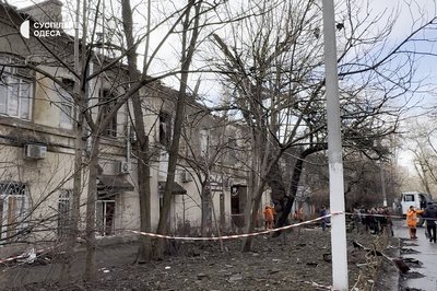 Армія РФ двома хвилями дронів атакувала Одесу: є влучання, шість поранених та пошкоджені будинки Армія РФ двома хвилями дронів атакувала Одесу: є влучання, шість поранених та пошкоджені будинки