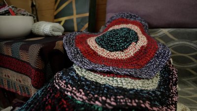 В'яжуть шкарпетки та плетуть маскувальні сітки: подружжя з Чернігівщини, яке втратило будинок, допомагає військовим В'яжуть шкарпетки та плетуть маскувальні сітки: подружжя з Чернігівщини, яке втратило будинок, допомагає військовим