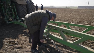 Сіють ярий ячмінь, закривають вологу та підживлюють озимі: на Вінниччині триває посівна