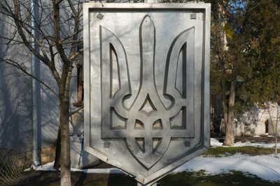 Вцілілі тризуби: як з-під руїн Херсонської ОДА комунальники дістали державні символи Вцілілі тризуби: як з-під руїн Херсонської ОДА комунальники дістали державні символи