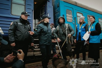 На Волині зустріли евакуаційний потяг з Донеччини На Волині зустріли евакуаційний потяг з Донеччини