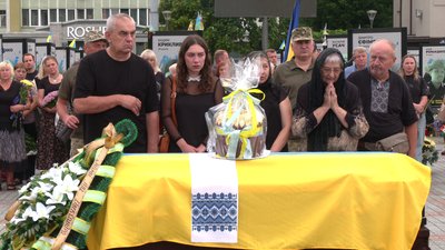 «Треба боротись за наші сім'ї»: з військовим Віктором Токарчуком попрощалися у Рівному «Треба боротись за наші сім'ї»: з військовим Віктором Токарчуком попрощалися у Рівному
