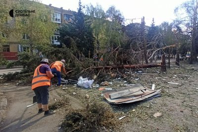 Комунальники прибирають наслідки обстрілу Краматорськ Донецька область 15 вересня 2025 рік Комунальники прибирають наслідки обстрілу Краматорськ Донецька область 15 вересня 2025 рік
