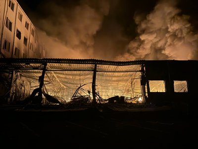 Пожежа в Одесі після російського удару по Новій пошті Пожежа в Одесі після російського удару по Новій пошті