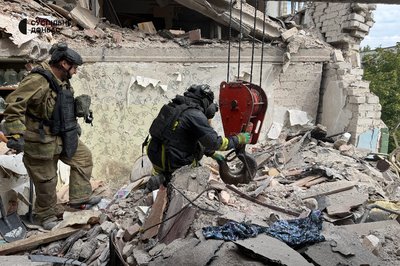 «Чоловіка півтора року тому поховала, тепер сина»: у Слов’янську з-під завалів дістали тіло загиблого після обстрілу «Чоловіка півтора року тому поховала, тепер сина»: у Слов’янську з-під завалів дістали тіло загиблого після обстрілу