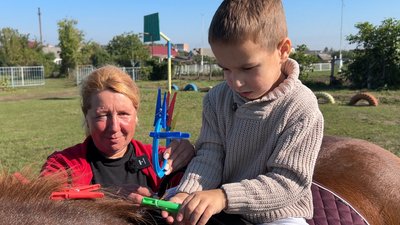 «Мені подобаються коники»: як спілкування з кіньми допомагає дітям у спецшколі на Рівненщині «Мені подобаються коники»: як спілкування з кіньми допомагає дітям у спецшколі на Рівненщині