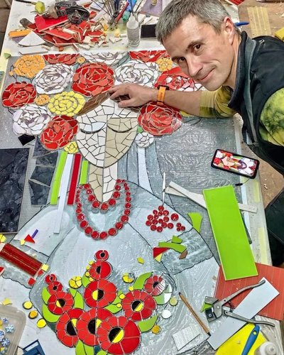 Майстер створює мозаїку Майстер створює мозаїку