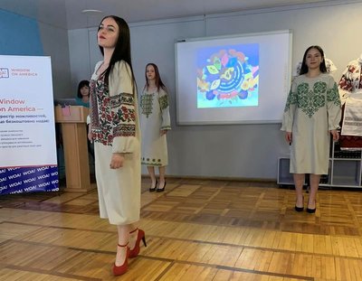 В Житомирі напередодні Дня вишиванки показали колекції вишитих суконь В Житомирі напередодні Дня вишиванки показали колекції вишитих суконь