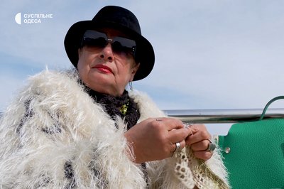 "Шовкова хустка і прикраси": що одягають цього сезону одеситки літнього віку "Шовкова хустка і прикраси": що одягають цього сезону одеситки літнього віку