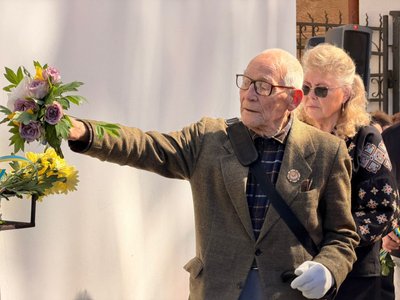 Ігор Олещук, покладання квітів, стела жертвам політичних репресій Ігор Олещук, покладання квітів, стела жертвам політичних репресій