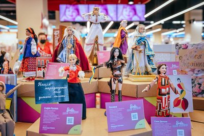 Еволюція Barbie: як фемінізм та суспільні процеси змінювали ляльку від 1950-х до кінопрем’єри з Марго Роббі Еволюція Barbie: як фемінізм та суспільні процеси змінювали ляльку від 1950-х до кінопрем’єри з Марго Роббі
