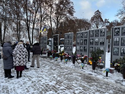 "Ялинка для Героїв". У Ромнах на Сумщині вшанували пам'ять загиблих військових "Ялинка для Героїв". У Ромнах на Сумщині вшанували пам'ять загиблих військових