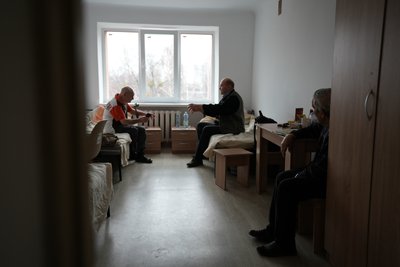 "Дали нам по ліжку". Як живе у Сумах чоловік, який виїхав з прикордоння "Дали нам по ліжку". Як живе у Сумах чоловік, який виїхав з прикордоння
