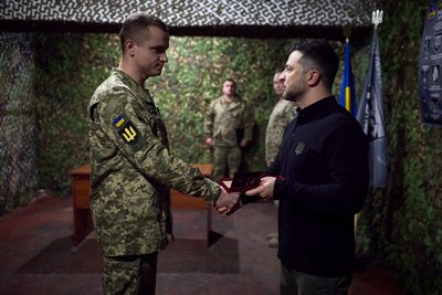 Президент зустрівся з воїнами 65-ї ОМБр та 128-ї ОГШБр, котрі боронять країну на Запоріжжі Президент зустрівся з воїнами 65-ї ОМБр та 128-ї ОГШБр, котрі боронять країну на Запоріжжі