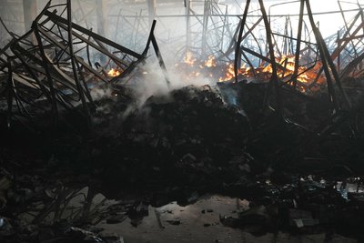 Пожежа на складі видавництва «Ранок» триває третій день після російського влучання Пожежа на складі видавництва «Ранок» триває третій день після російського влучання