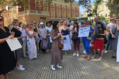 В Одесі біля мерії мітингували проти тендерів на реконструкції будівель суду та театру В Одесі біля мерії мітингували проти тендерів на реконструкції будівель суду та театру