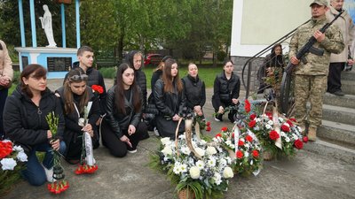 У Мукачеві попрощалися із загиблим захисником Юлієм Калі У Мукачеві попрощалися із загиблим захисником Юлієм Калі