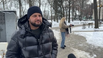У парках Полтави розпочали встановлювати пам’ятні таблички на лавках: про кого вони У парках Полтави розпочали встановлювати пам’ятні таблички на лавках: про кого вони