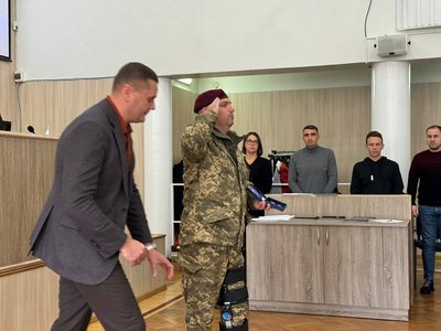 На сесії Черкаської міської ради нагородили молодшого сержанта На сесії Черкаської міської ради нагородили молодшого сержанта