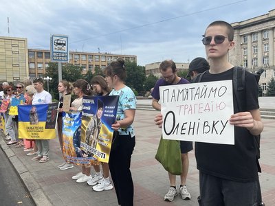 У Черкасах вшанували пам'ять загиблих під час теракту в Оленівці У Черкасах вшанували пам'ять загиблих під час теракту в Оленівці