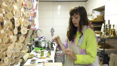 В Ужгороді виготовляють окопні свічки для військових на передовій В Ужгороді виготовляють окопні свічки для військових на передовій