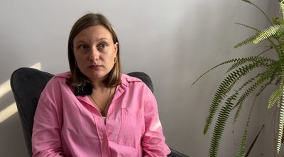 "Це нам в радість": на Рівненщині жінки літнього віку складають пакунки для військових