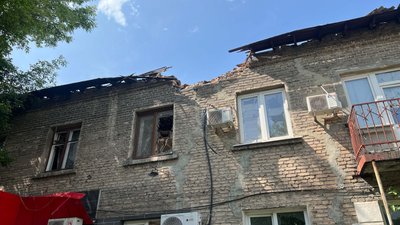Зруйнований дах у будинку Родинське Донецька область 16 червня 2025 рік Зруйнований дах у будинку Родинське Донецька область 16 червня 2025 рік