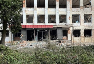 Вхід у будівлю швейного цеху зруйнований унаслідок обстрілу Вхід у будівлю швейного цеху зруйнований унаслідок обстрілу